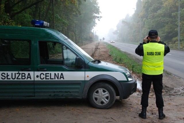 Inspektor z Wojewódzkiego Inspektoratu Transportu Drogowego w Białymstoku i funkcjonariusz Służby Celnej zatrzymali do kontroli pojazd należący do przewoźnika litewskiego