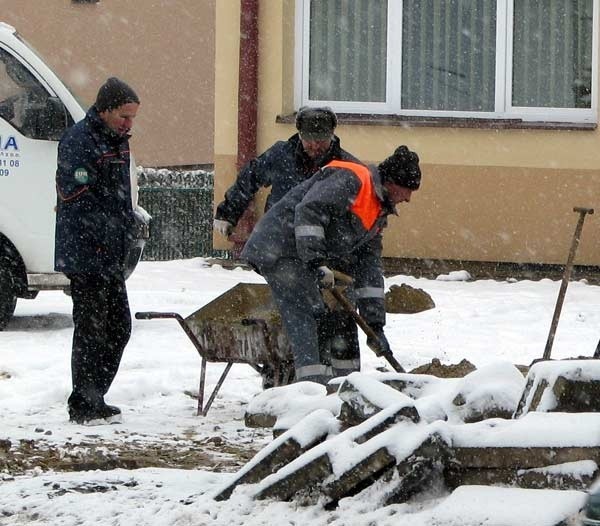 Zimowa aura z pewnością nie ułatwiała pracy robotnikom z Zakładu Usług Miejskich. Chodnik na powitanie prezydenta remontowali podczas gęstych opadów śniegu.