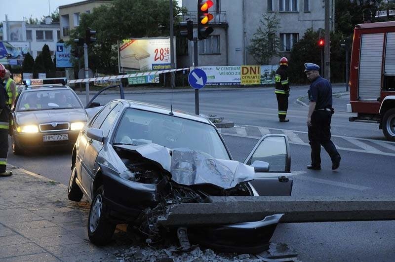 Samochód ściął uliczną latarnię