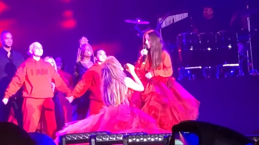Jennifer Lopez zaśpiewała z 11-letnią córką na koncercie! Zobaczcie, jak wybrzmiał utwór "Limitless" z filmu "Teraz albo nigdy"!