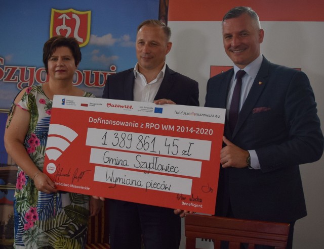 Od lewej: skarbnik gminy Iwona Czarnota, burmistrz Artur Ludew i wicemarszałek Rafał Rajkowski podpisali umowę.