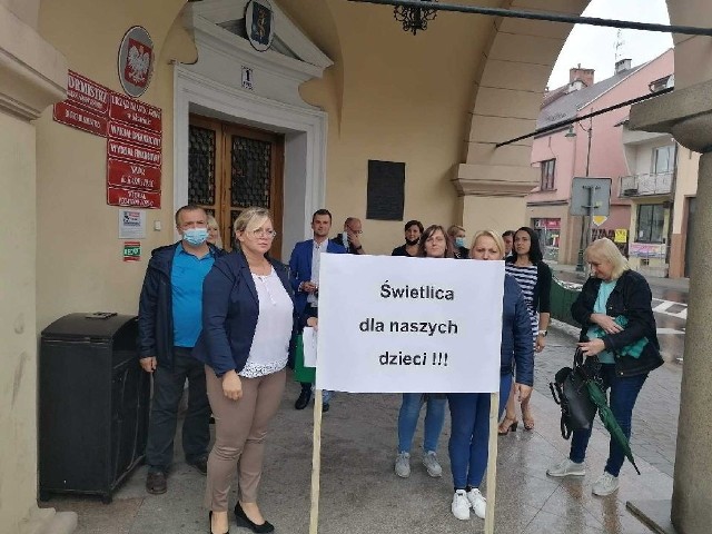 Rodzice protestowali pod ratuszem