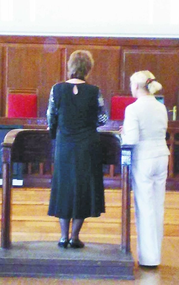 Choć proces rozpoczął się kilka tygodni temu, matka zmarłego Łotysza (z lewej) dopiero teraz pojawiła się w białostockim sądzie