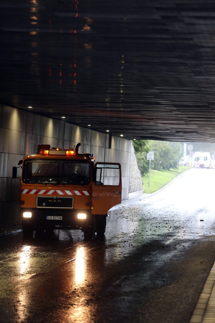Pogotowie przeciwpowodziowe w Krakowie, woda zalała tunele [ZDJĘCIA]