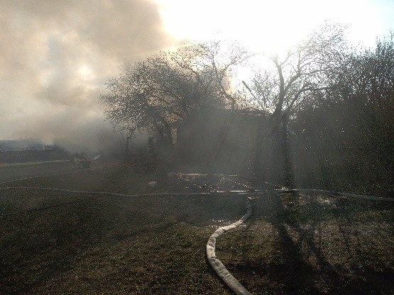 Gliniszcze Małe. Siedem zastępów straży pożarnej gasiło pożar domu. Budynek spłonął doszczętnie [ZDJĘCIA]