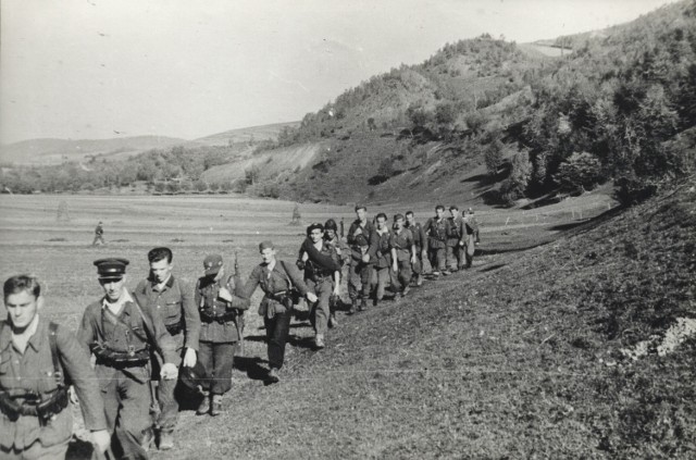Partyzanci podhalańskiej AK podczas marszu na Słowację latem 1944 r.