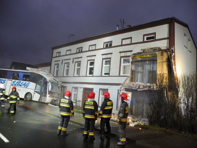 Około godziny 8 autobus relacji Białystok - Kołobrzeg wjechał w budynek mieszkalny na ul. Koszalińskiej w Sianowie. Kamienicę ewakuowano, odcięto dopływ gazu i prądu.