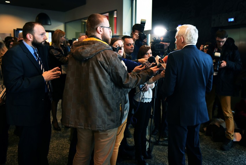 Jerzy Buzek udziela wywiadu  lokalnym mediom.