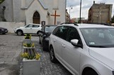Wstyd! Bankowcy zrobili sobie parking z placu przed nyskim kościołem i zastawiają chodnik