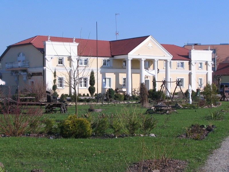 Pałac Łazienkowski usytuowany jest w centrum miasta...