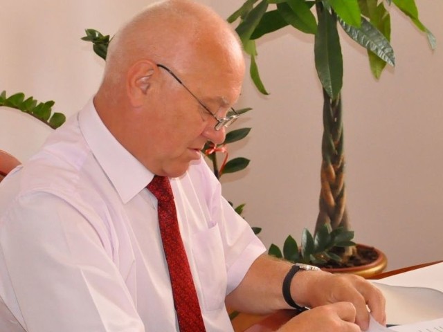 Jerzy Borowski, burmistrz Sandomierza podpisuje umowę na emisję obligacji komunalnych.