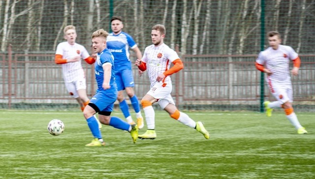 W ciekawym czwartoigowym meczu zesp&oacute;ł GKS Nowiny przegrał z Hetmanem Włoszczowa 1:2 (1:1). Bramki: Jakub Olearczyk 15 - Patryk Krzysztofik 45, Cezary Matuszewski 58. Była to pierwsza kolejka rundy wiosennej. Wymarzony debiut w Hetmanie miał trener Sławomir Grzesik, kt&oacute;ry jesienią prowadził rezerwy Korony Kielce. W przerwie zimowej został trenerem włoszczowskiej drużyny.Zachęcamy do obejrzenia galerii zdjęć z meczu. Szczeg&oacute;ły na kolejnych slajdach. 