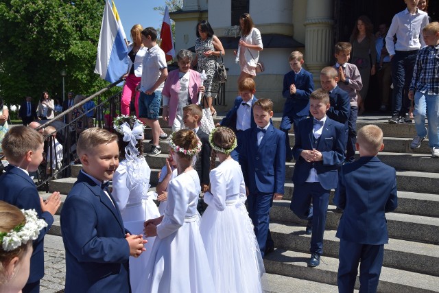 Maj to w całej Polsce nie tylko czas matur, ale również komunii świętej. W parafii pw. św. Jakuba w Częstochowie w niedzielę, 13 maja, pierwszą komunię święta przyjęło kilkadziesiąt dzieci. Były one podzielone na dwie grupy.