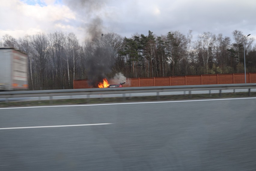 Pożar samochodu na A1 w Knurowie. Występują utrudnienia w...