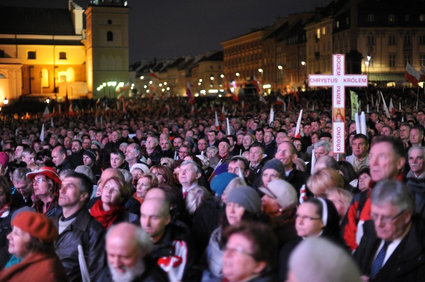 6. rocznica katastrofy smoleńskiej: Marsz pamięci na zakończenie uroczystości w Warszawie [ZDJĘCIA]