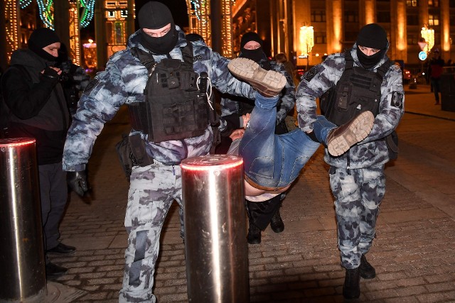 Tak w Rosji traktuje się tych, którzy protestują przeciw wojnie na Ukrainie