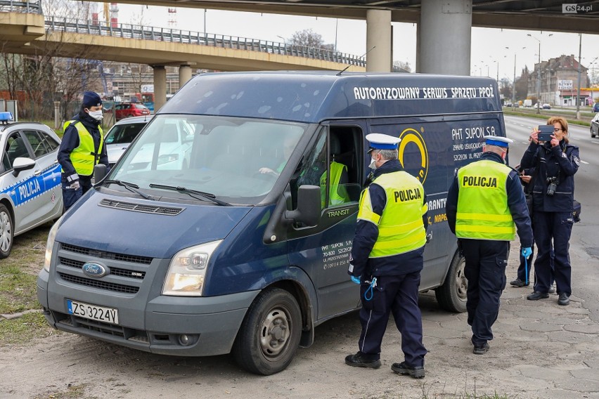 Szczecin. Policja i żandarmeria kontrolują kierowców. Patrole także w parkach i na ulicach 