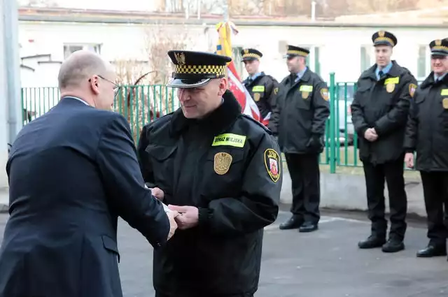 Andrzej Rogowski (na zdjęciu odbiera gratulacje prezydenta gdy został mianowany pełniącym obowiązki zastępcy komendanta SM w 2019 roku) ze strażą miejską w Grudziądzu był związany kilkanaście lat. W ostatnich ponad dwóch latach pełnił funkcję zastępcy komendanta tej formacji. Z początkiem marca złożył wypowiedzenie.