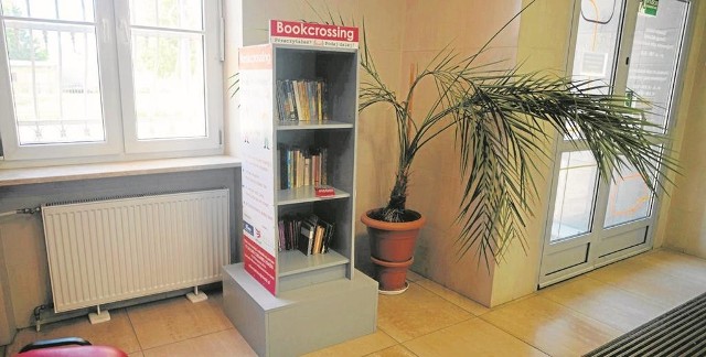 Bookcrossing się nie sprawdził! Regał z książkami przeniesiono do siedziby MPK przy ul. Tramwajowej