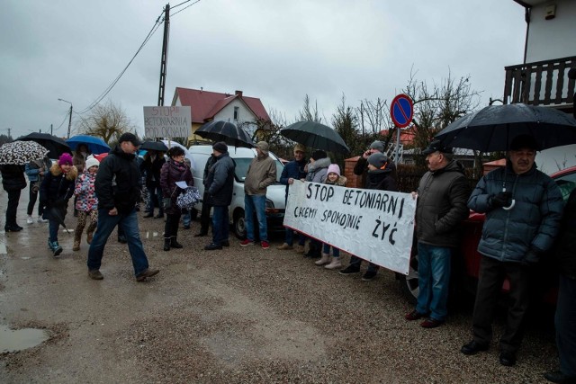 Dokładnie rok temu w marcu 2019 roku  mieszkańcy Porosłów protestowali przeciwko budowie betoniarni w sąsiedztwie ich domów