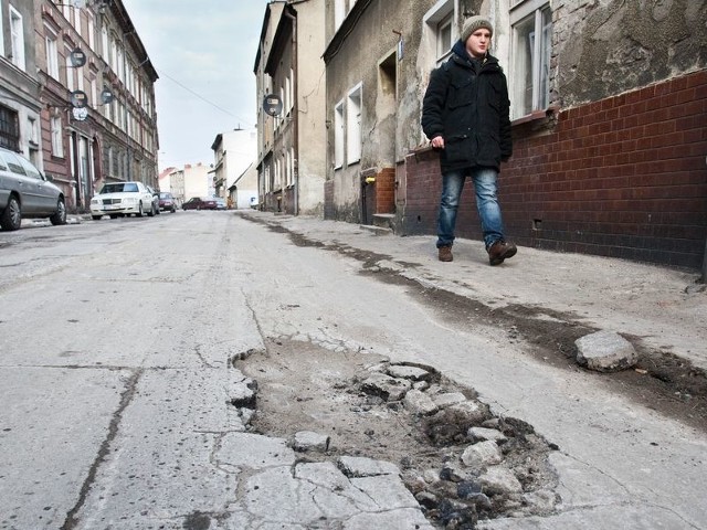 Drogowcy sprawdzą, czy jest możliwe naprawienie nawierzchni ul. Długiej.  