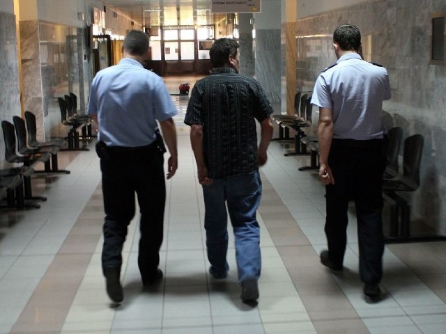 Oskarżony 51-letni mieszkaniec Dymitrowa Małego od chwili zatrzymania przebywa w tymczasowym areszcie.