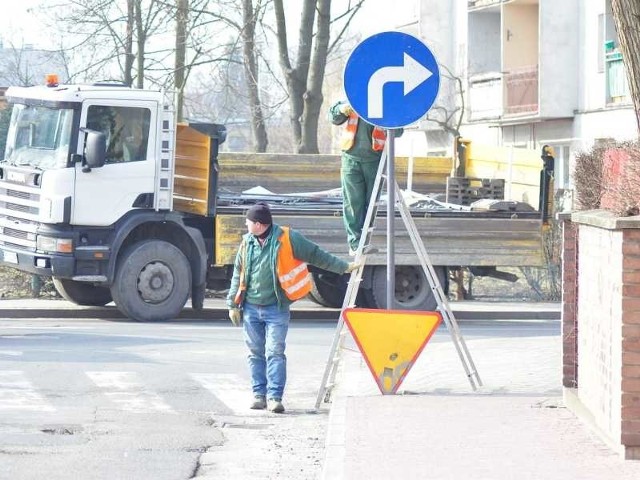 Pracownicy Rejonu Dróg Miejskich w Tarnobrzegu montują znak drogowy nakazujący skręcać w prawo z ulicy Szerokiej w czynną część ulicy Piłsudskiego.