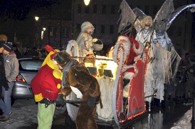 Świąteczną paradę w Lipsku poprowadziła Grupa Żywy Teatr z Bielawy.