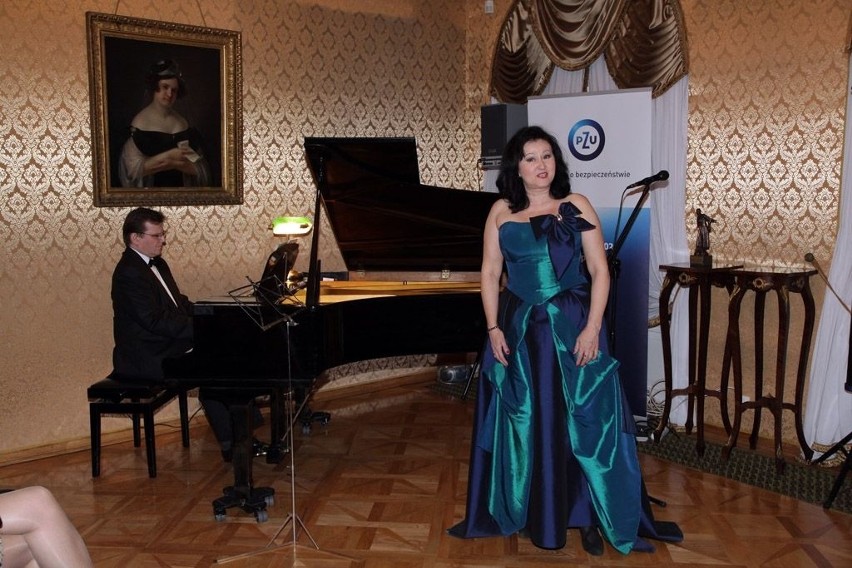Śpiewa Katarzyna Suska, przy fortepianie  Michał Zagiorski.