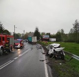 Śmiertelny wypadek w Zabawie pod Wieliczką. Osobówka zmiażdżona przez tira