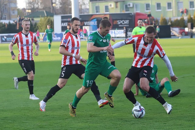 W meczu 30. kolejki PKO BP Ekstraklasy Radomiak Radom przegrał u siebie z Cracovią 0:1 (0:1). Zwycięską bramkę w 24 minucie zdobył Jakub Myszor. Dużo działo się w tym spotkaniu. W 66 minucie czerwoną kartkę otrzymał trener naszej drużyny Dariusz Banasik, a w 86 minucie sędzia podyktował rzut karny dla Radomiaka, który po obejrzeniu zapisu VAR anulował. To już siódmy z rzędu mecz Radomiaka bez zwycięstwa (cztery remisy i trzy porażki).Zobaczcie zdjęcia z meczu>>>>>