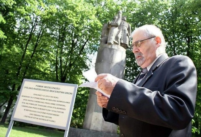 Radny Andrzej Kieraj przy tablicy pod Pomnikiem Wdzięczności.