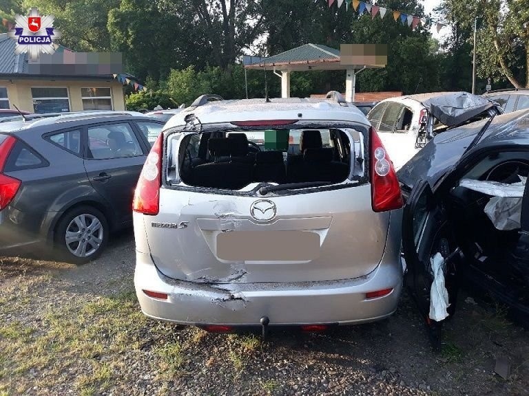 Biała Podlaska. Kierowca BMW wjechał w komis i uszkodził 11 aut