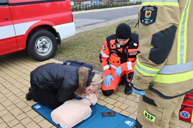 Zatrzymani do kontroli drogowej kierowcy, którzy popełnili wykroczenie drogowe otrzymywali od policjantów alternatywę zamiast mandatu - udział w kilkuminutowych zajęciach z pierwszej pomocy. Tka akcja odbyła się w gminie Lipnica.