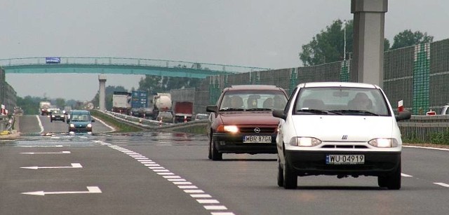 Trasę Jedlińsk - Białobrzegi oddano do użytku jesienią 2008 roku. Na jezdni już pojawiły się pęknięcia...