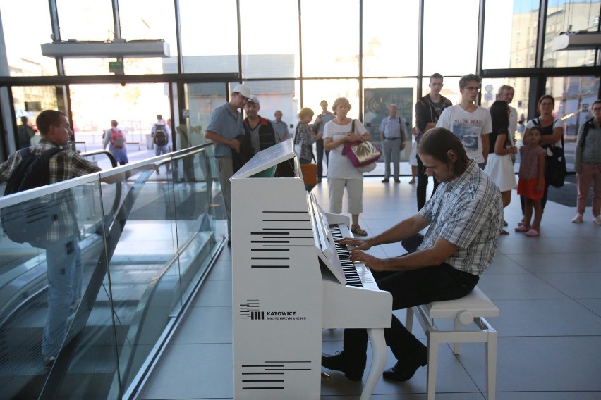 Pianino w Katowicach było dostępne dla wszystkich chętnych....