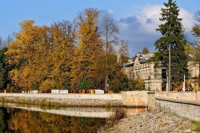 Urząd Miasta i Gminy Wąchock wystąpił z ciekawą inicjatywą. Bardzo chcieliby "wskrzesić" dawne, czarno - białe fotografie miasta i gminy aby wydać je w postaci albumu pokazującego Wąchock od możliwie lat najwcześniejszych do lat 80. XX wieku.Pierwsze efekty apelu władz już widać. Zobaczcie na kolejnych slajdach>>>