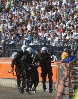 Kilkunastu kibiców żużlowych usiłowało wszcząć bójkę na bydgoskim stadionie "Polonia" (foto)