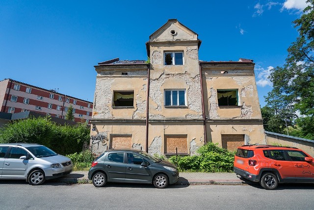 Nowy właściciel zapłaci miastu  za kamienicę 212 tysięcy złotych. To najwyższa oferta złożona w przetargu. Licytowały trzy osoby.