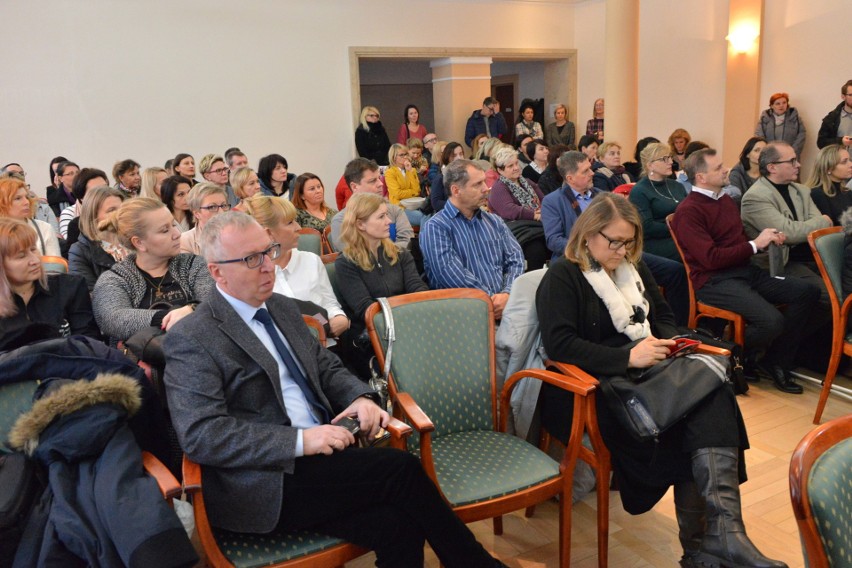 Kielce. Mniej miejsc w szkołach, rodzice przerażeni. Transmisja konferencji