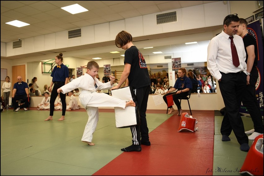 Ostrowski Klub Karate Kyokushinkai. Turniej Mikołajkowy „Pierwszy k”rok” odbył się 4.12.2022. Zdjęcia