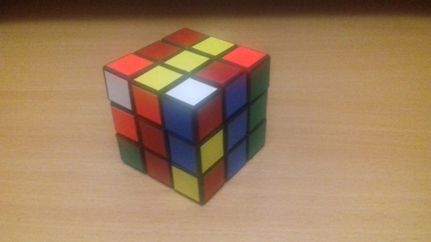 Fot. 3. Dwa kolory na narożniku kostki Rubika muszą zgadzać...