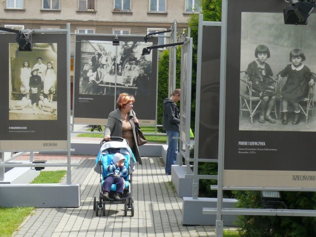 Plenerowa wystawa "Portret rodzinny&#8221;.