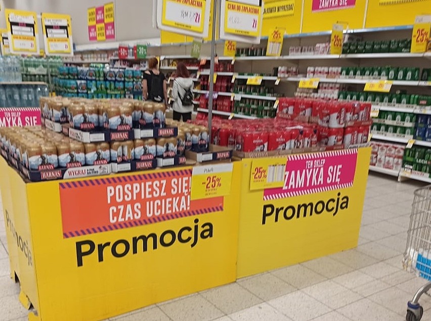 Całkowita wyprzedaż w Tesco w Katowicach