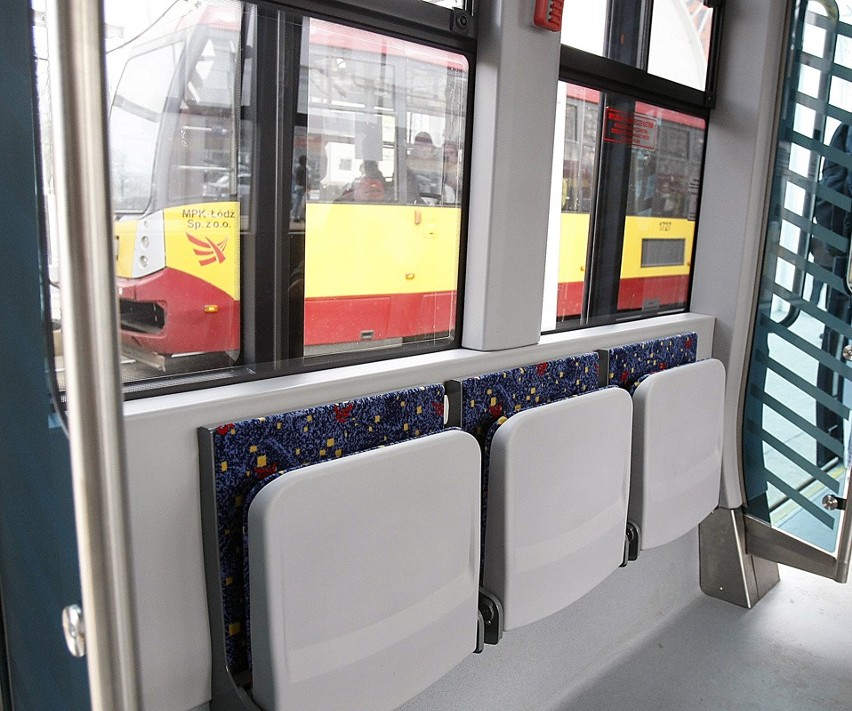 W tramwajach znajduje się 6 składanych siedzeń.