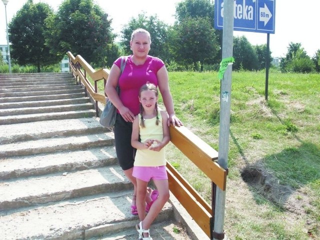 &#8211; Tędy trzeba naprawdę ostrożnie chodzić &#8211; mówi Joanna Piepiórka. Dodaje, że remont schodów i Alejek jest potrzebny, a jej córka Klaudia marzy też o fontannie.