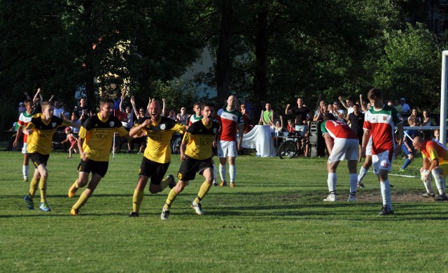 Piłkarze Wieliczanki (żółto-czarne stroje) triumfowali w klasie A