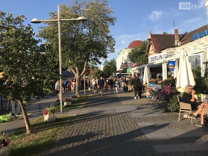 W Międzyzdrojach w weekend padał deszcz, ale to nie przeszkadzało turystom