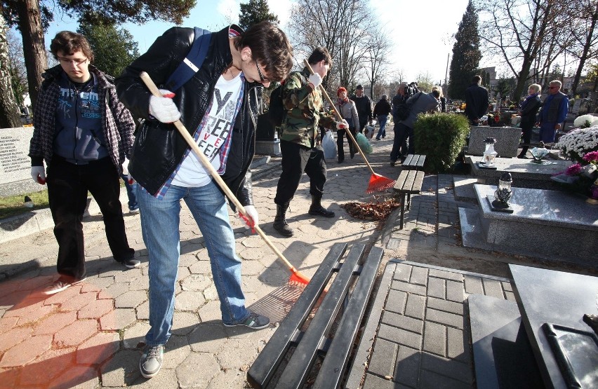 Uczniowie z łódzkich szkół sprzątali cmentarz na Mani [ZDJĘCIA]