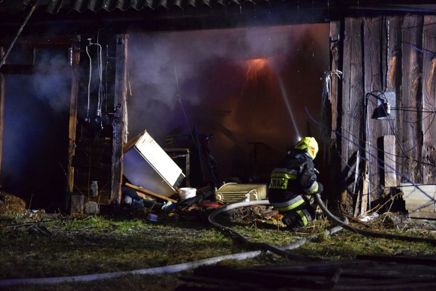 Myszyniec. Pożar stodoły w Myszyńcu. Akcja gaśnicza trwała cztery godziny [ZDJĘCIA]